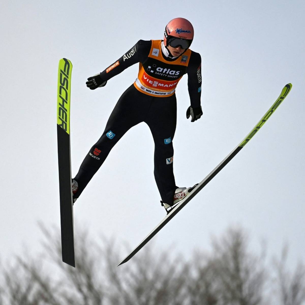 Das deutsche Skisprung-Team hat das Podest im ersten Mixed-Wettbewerb des Olympia-Winters im Blick.
