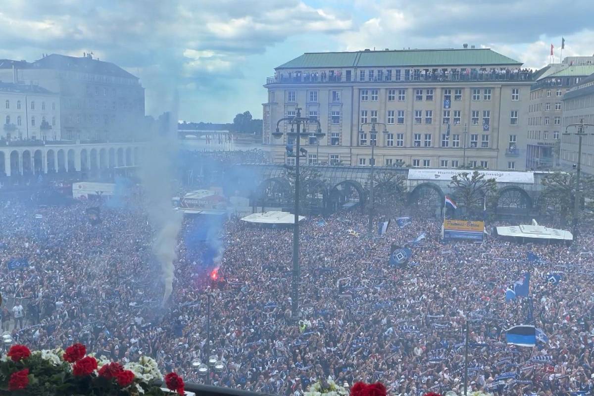 Ausnahmezustand in Hamburg. Tausende HSV-Fans feiern vor dem Rathaus den Aufstieg in die Bundesliga.