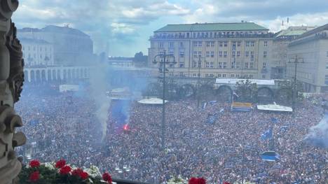 Ausnahmezustand in Hamburg. Tausende HSV-Fans feiern vor dem Rathaus den Aufstieg in die Bundesliga.