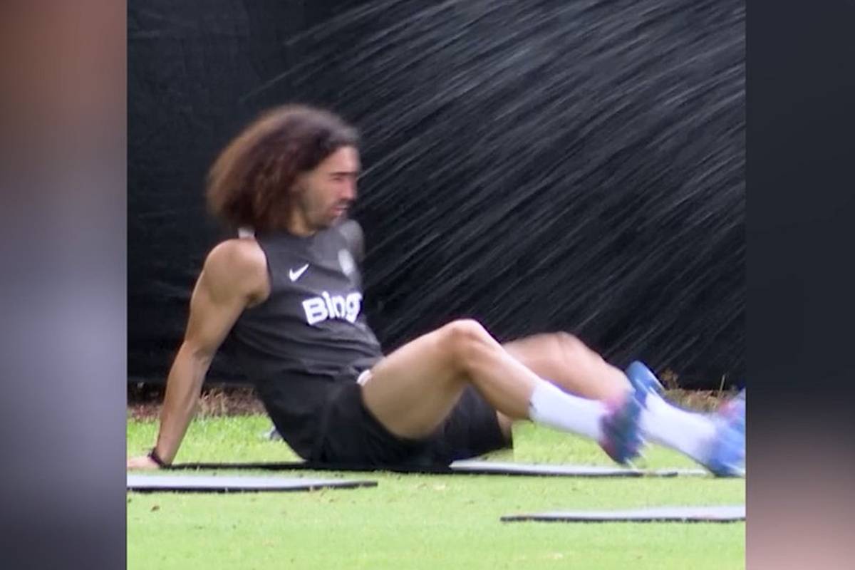 Die Chelsea-Stars rund um den Spanier Marc Cucurella bekommen bei den hohen Temperaturen eine Abkühlung spendiert.