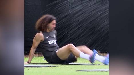 Die Chelsea-Stars rund um den Spanier Marc Cucurella bekommen bei den hohen Temperaturen eine Abkühlung spendiert.