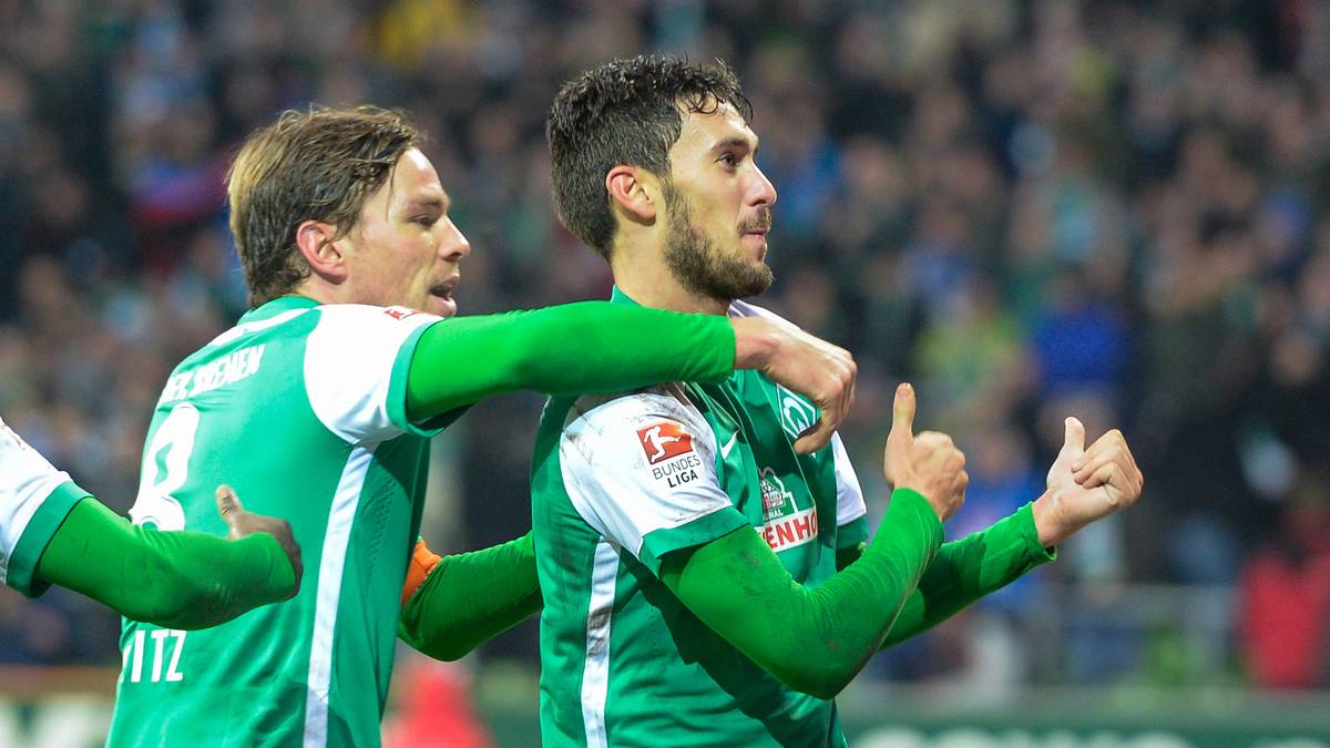 und nur zwei Minuten später bejubeln Santiago Garcia (r.) und Clemens Fritz dann auch noch den Ausgleich. Auch dieser Treffer wird später Pizarro gutgeschrieben