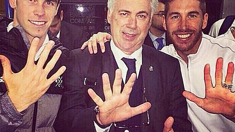 Carlo Ancelotti (Mi., hier mit Gareth Bale (l.) und Sergio Ramos) ist seit 2013 Cheftrainer bei Real Madrid
