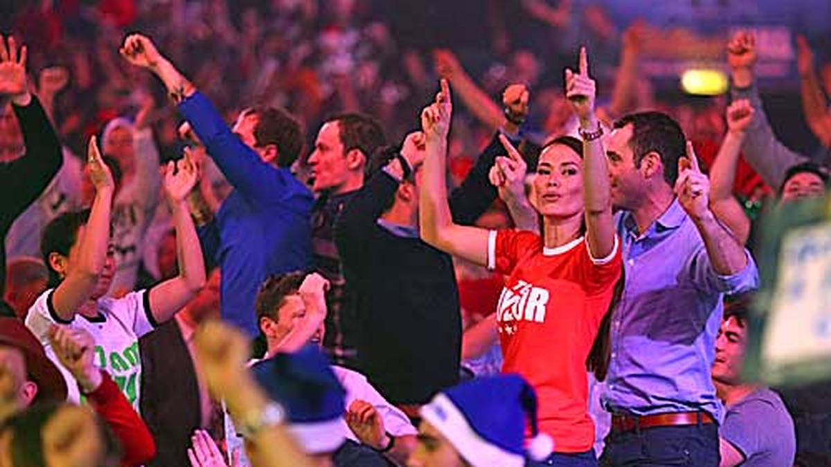 Die Hände zum Himmel: Für Partystimmung sorgt jeder Zuschauer in der Halle