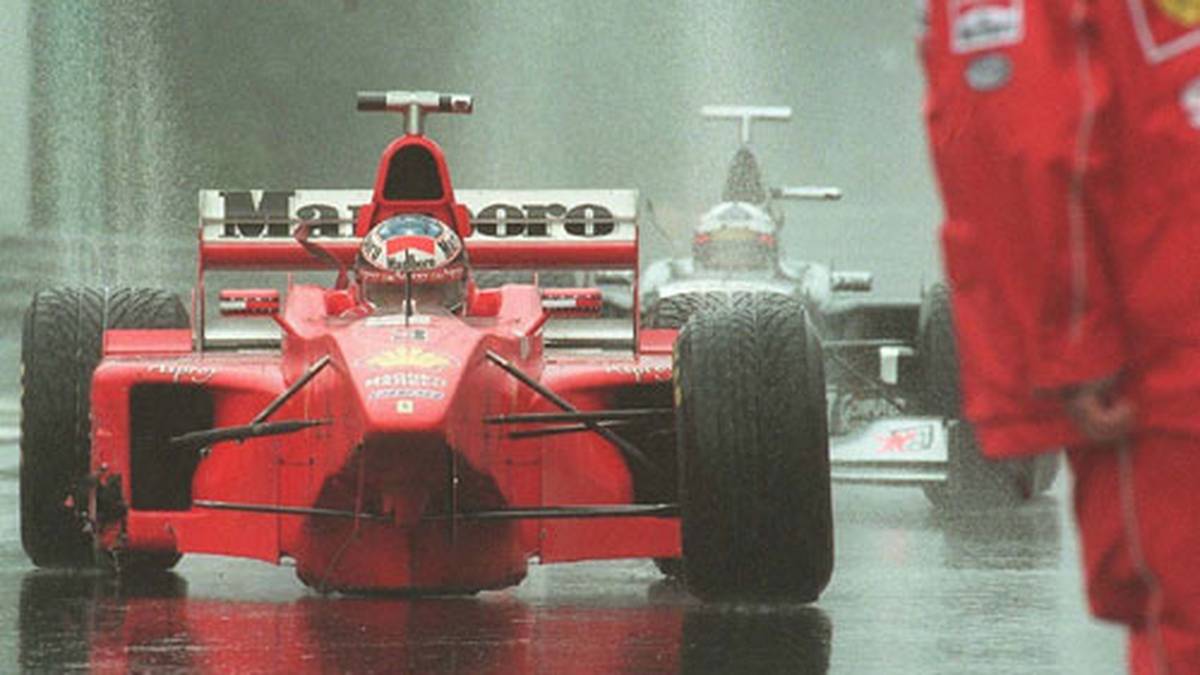 In Spa heißt sein Feind jedoch David Coulthard. Nach einer Kollision will Schumi dem Schotten ans Leder