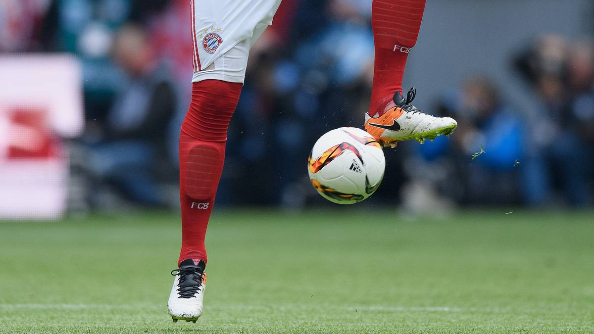 Und wie bereits in den 80er-Jahren, kehren die Bayern wieder zu weißen Hosen mit roten Streifen zurück