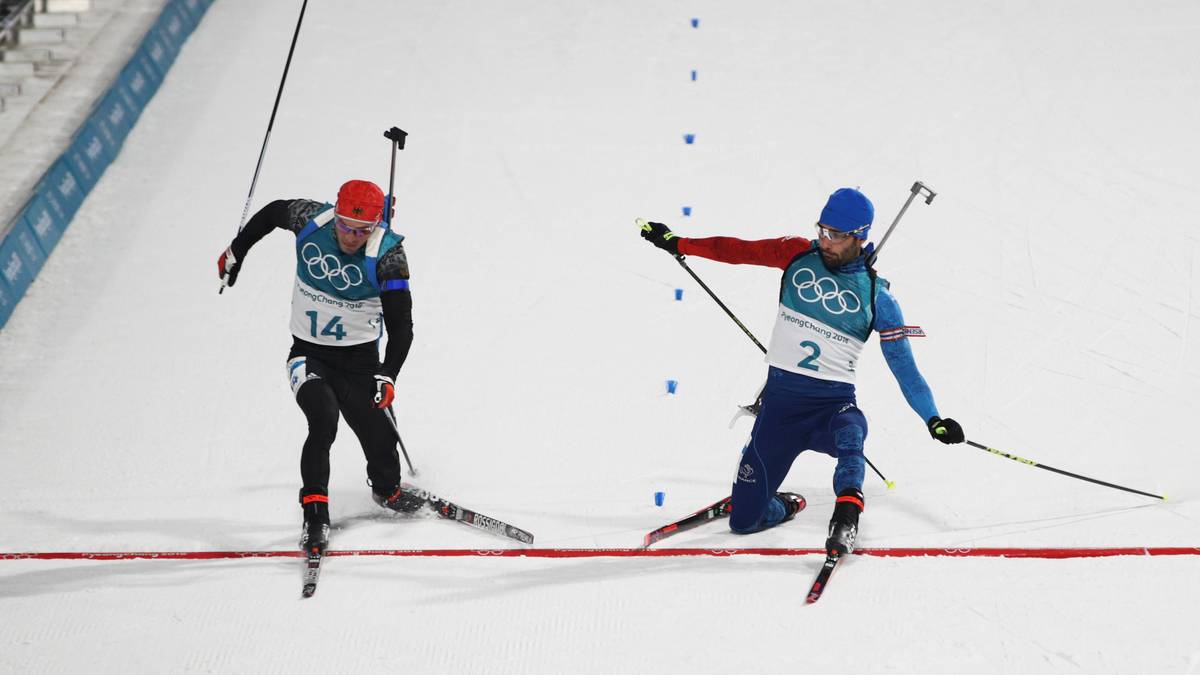 Schempp streckt sich und macht sich lang - welche Schuhspitze ist weiter vorne?