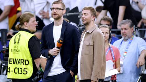 Per Mertesacker und Christoph Kramer am Rande einer EM-Übertragung für das ZDF