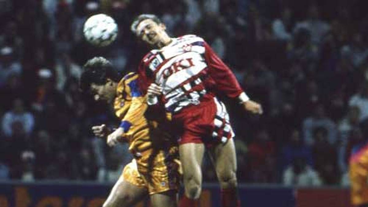 Das Bild ist etwas unscharf, doch der linke Herr ist Guardiola beim Gastspiel des FC Barcelona in Kaiserslautern im Landesmeisterpokal 1991. Barca verliert am Betzenberg mit 1:3, kommt aber aufgrund des 2:0 im Hinspiel in die nächste Runde. Allerdings erst durch ein Kopfballtor von Bakero in der letzten Minute