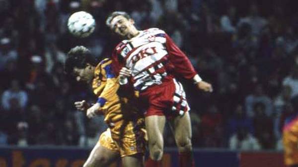 Das Bild ist etwas unscharf, doch der linke Herr ist Guardiola beim Gastspiel des FC Barcelona in Kaiserslautern im Landesmeisterpokal 1991. Barca verliert am Betzenberg mit 1:3, kommt aber aufgrund des 2:0 im Hinspiel in die nächste Runde. Allerdings erst durch ein Kopfballtor von Bakero in der letzten Minute