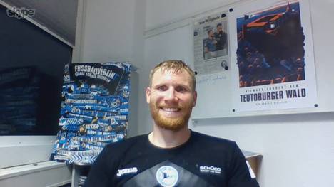 Arminia Bielefeld steht nach dem Aufstieg, nun auch als Zweitliga-Meister fest. Im CHECK24 Doppelpass erklärt Aufstiegsheld Voglsammer wie feuchtfröhlich die Feierlichkeiten waren.