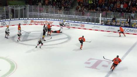 Die Grizzlys Wolfsburg verlieren ein enges Spiel gegen die Pinguins Bremerhaven - weil DEL-Urgestein Jan Urbas für die Gäste aufdreht und seine Glanzleistung mit einem ganz besonderen Tor krönt.