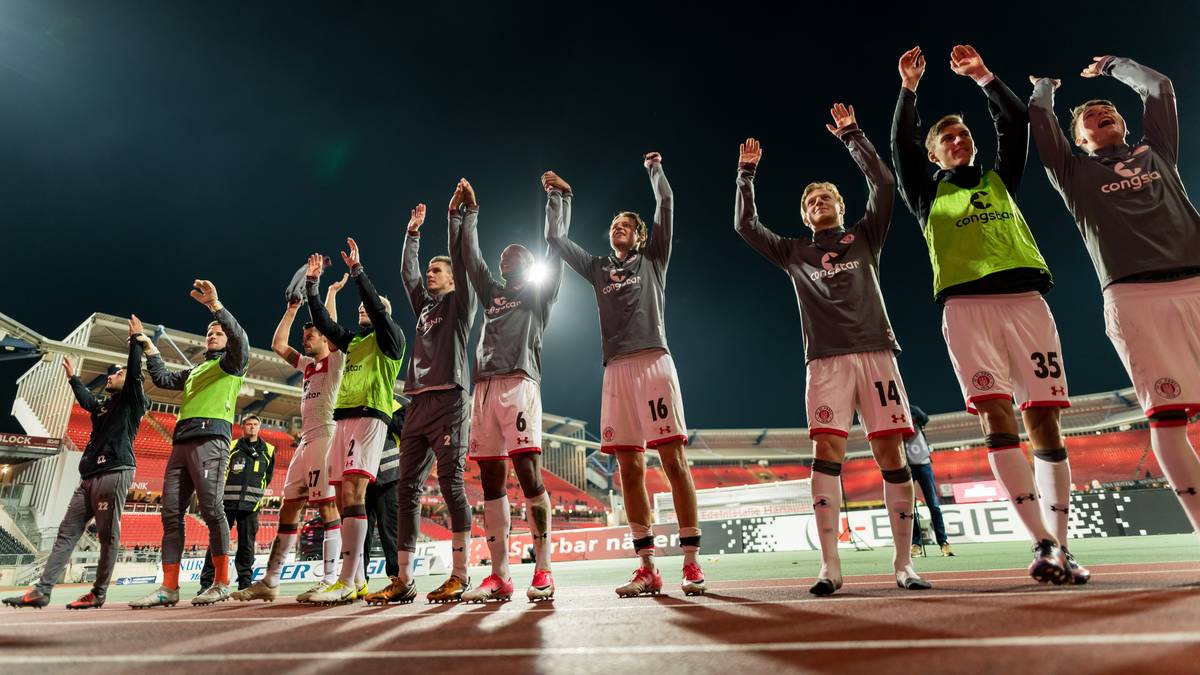 PLATZ 1 - 1. FC ST. PAULI: Absoluter Kult! Die Hamburger haben es geschafft, ihr Logo zur Marke zu machen. Das absolute Plus: Der Verein ist stets authentisch. Da kann sich der HSV eine Scheibe von abschneiden. Ganz klar der Sieger der Herzen 
