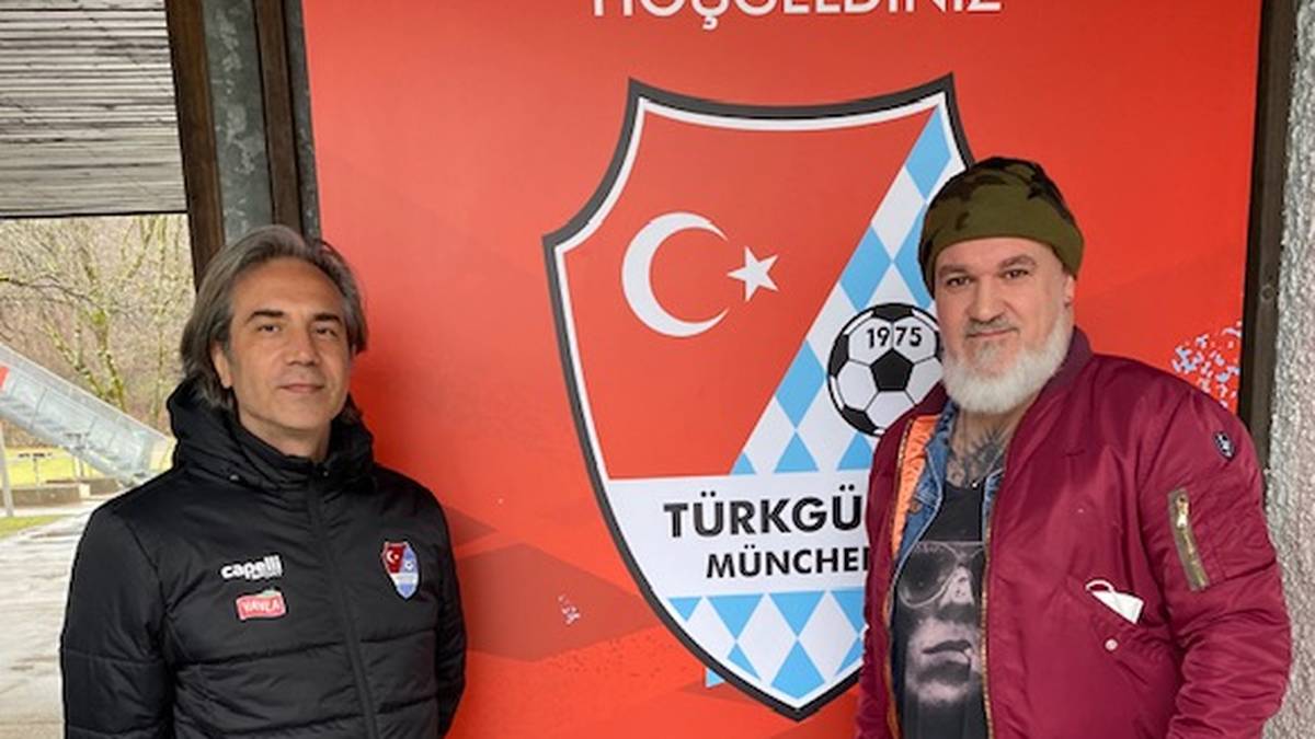 Türkgücü-Trainer Serdar Dayat traf sich mit SPORT1-Reporter Reinhard Franke (r.) zum ersten Interview