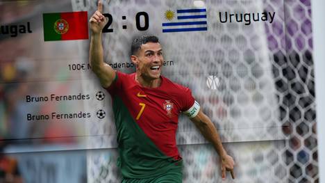 Im Spiel Portugal gegen Uruguay hat Cristiano Ronaldo den vermeintlichen Führungstreffer erzielt - zumindest jubelt er so. Ronaldo behauptet er hat den Ball berührt, jedoch sind viele der Meinung, dass dies peinlich sei. 