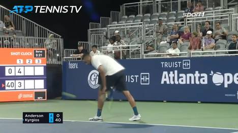 Nick Kyrgios erreicht ohne Mühe die zweite Runde der Atlanta Open. Gegen Kevin Anderson gewann der Australier 7:6, 6:3 und sorgte mit einem Aufschlag durch die Beine für Staunen.