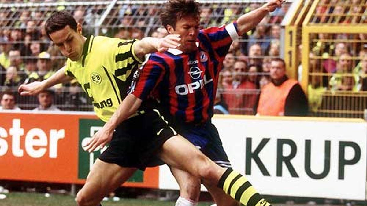 Mit den "Schwarz-Gelben" macht er zu dieser Zeit den Bayern um Lothar Matthäus die Nummer eins im deutschen Fußball streitig. 1996 wird Herrlich Deutscher Meister, ...