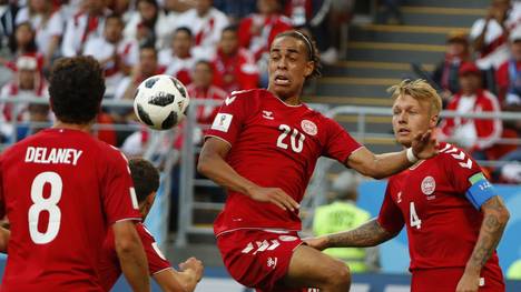 Yussuf Poulsen von RB Leipzig (M.) und BVB-Neuzugang Thomas Delaney (l.) spielen bei der WM für Dänemark