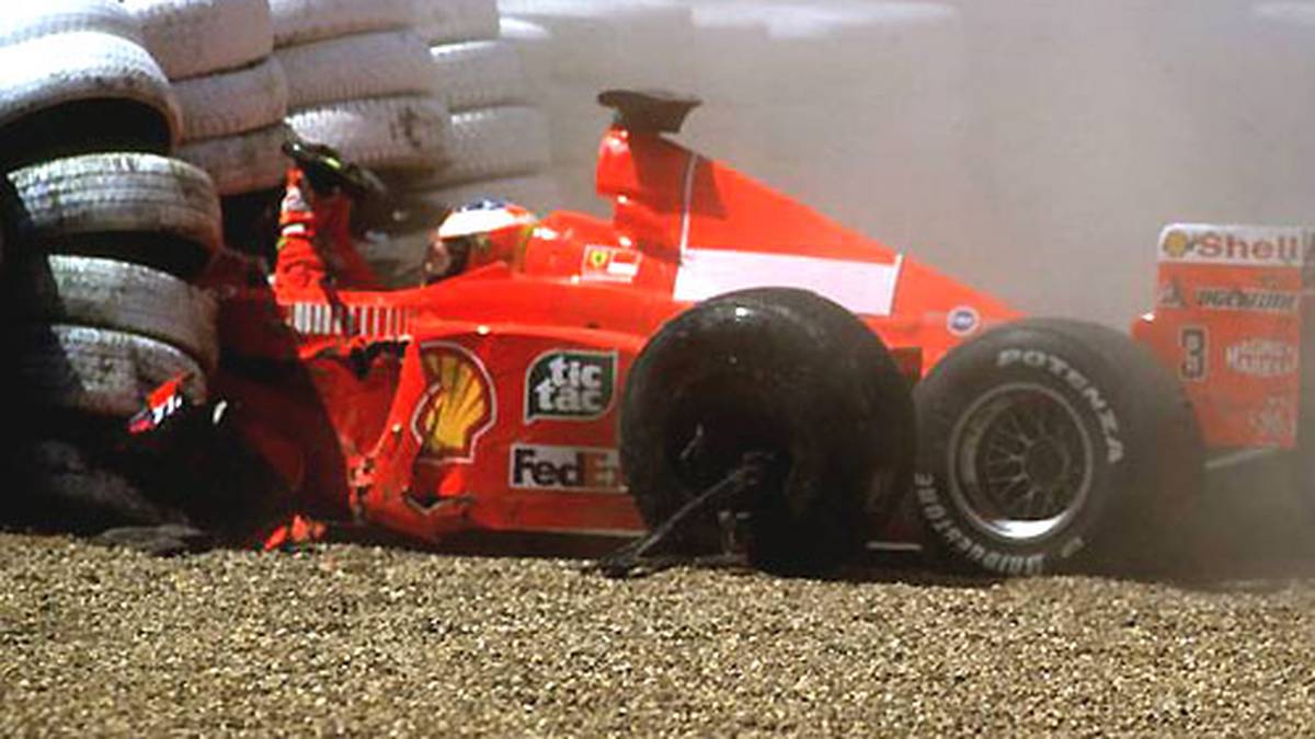 Eine schwere Verletzung trägt Schumacher am 11. Juli 1999 in Silverstone davon, als er sich bei einem frontalen Einschlag ein Bein bricht