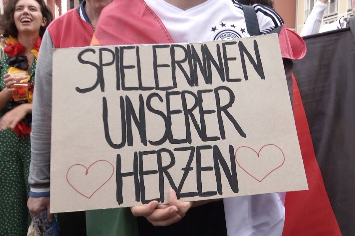 Die Frauennationalmannschaft wurde nach der unglücklichen Niederlage im EM-Finale in Frankfurt von den Fans empfangen. Trotz des verpassten Titels wurden die Spielerinnen gefeiert. 