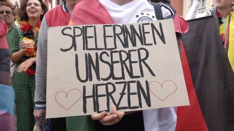 Die Frauennationalmannschaft wurde nach der unglücklichen Niederlage im EM-Finale in Frankfurt von den Fans empfangen. Trotz des verpassten Titels wurden die Spielerinnen gefeiert. 