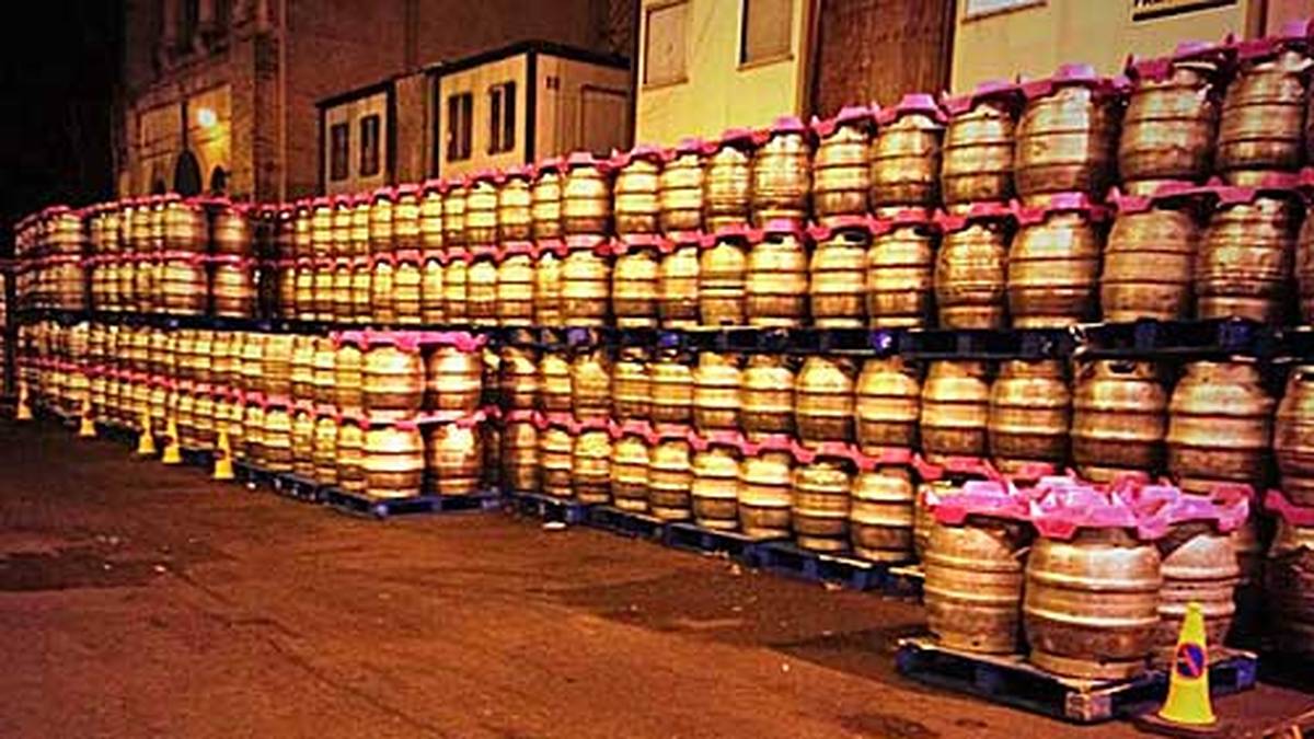 Sorgen, dass das Bier mal ausgehen könnte, muss sich aber keiner machen. Für genug Nachschub ist gesorgt. Insgesamt werden über 250.000 Pins (0,62 Liter) verkauft (copyright: twitter@livedarts)