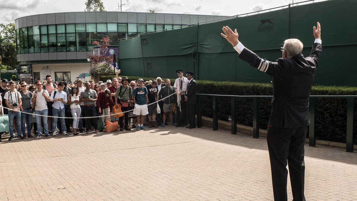 Die nicht prominenten Zuschauer müssen sich in Reih und Glied anstellen und werden von einem Ordner angeleitet.