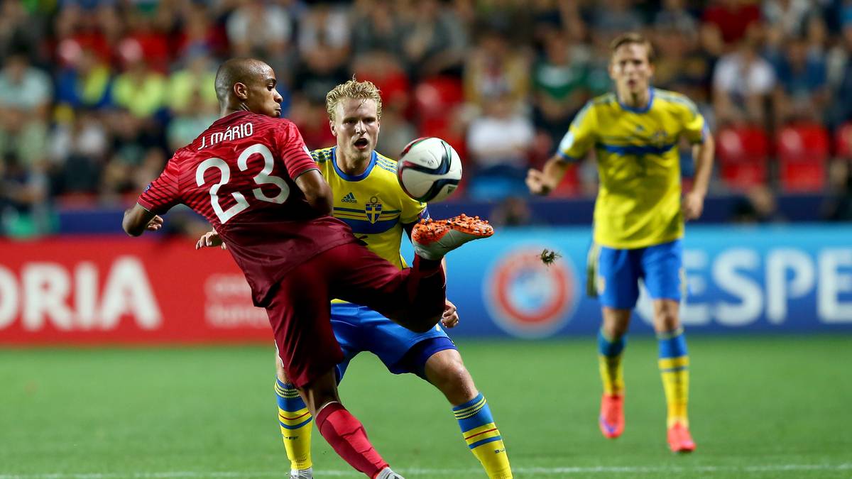 In der 85. Minute schießt Joao Mario (l.) freistehend übers Tor - und im direkten Gegenzug scheitert Guidetti am Keeper. Trotz weiterer Torchancen in den Schlussminuten geht es in die Verlängerung