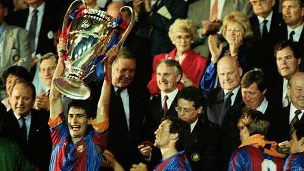 Am Ende gewinnt Barcelona den Wettbewerb und der damals 21-Jährige darf den Pokal der Landesmeister erstmals in die Höhe recken