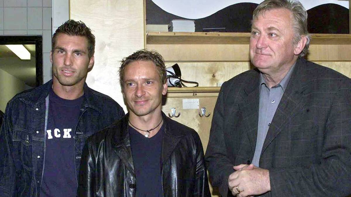 Ivica Osim im Jahr 2001 mit den damaligen Grazer Spielern Jochen Kientz und Horst Heldt