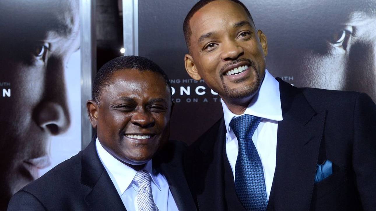 Bennet Omalu (l.) wurde in "Concussion" von Will Smith porträtiert