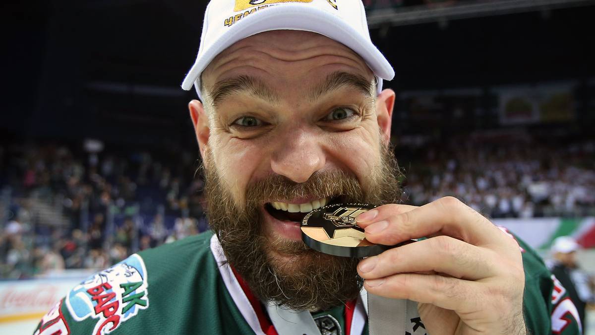 17 JAHRE: Andrei Markov - Montreal Canadiens (2000 - 2017): Der Verteidiger absolvierte mehr als 1000 Eishockey-Spiele in der NHL und ist Zweiter in der ewigen Verteidiger-Scorerliste der Canadiens. Der Russe wurde 2008 mit der Nationalmannschaft Weltmeister in Kanada