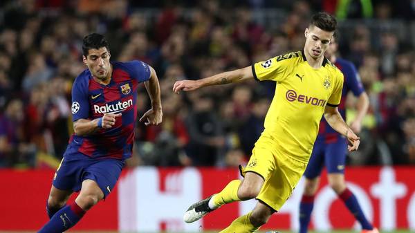 BARCELONA, SPAIN - NOVEMBER 27: Julian Weigl of Dortmund and Luis Suarez of Barcelona battle for possession during the UEFA Champions League group F match between FC Barcelona and Borussia Dortmund at Camp Nou on November 27, 2019 in Barcelona, Spain. (Photo by Maja Hitij/Bongarts/Getty Images)