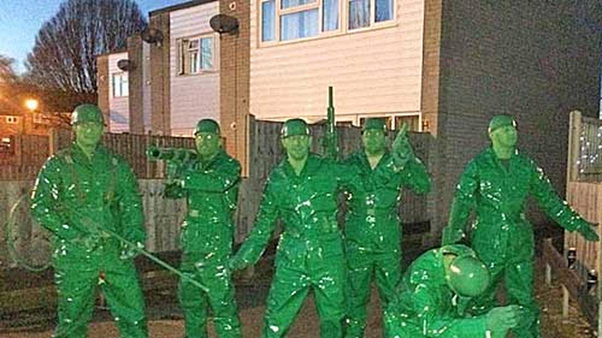 Still-geeee-standen! Diese Dartsanhänger gehen als Spielzeugsoldaten Richtung Ally Pally und posen unterwegs (copyright: twitter@SkySportsDarts)