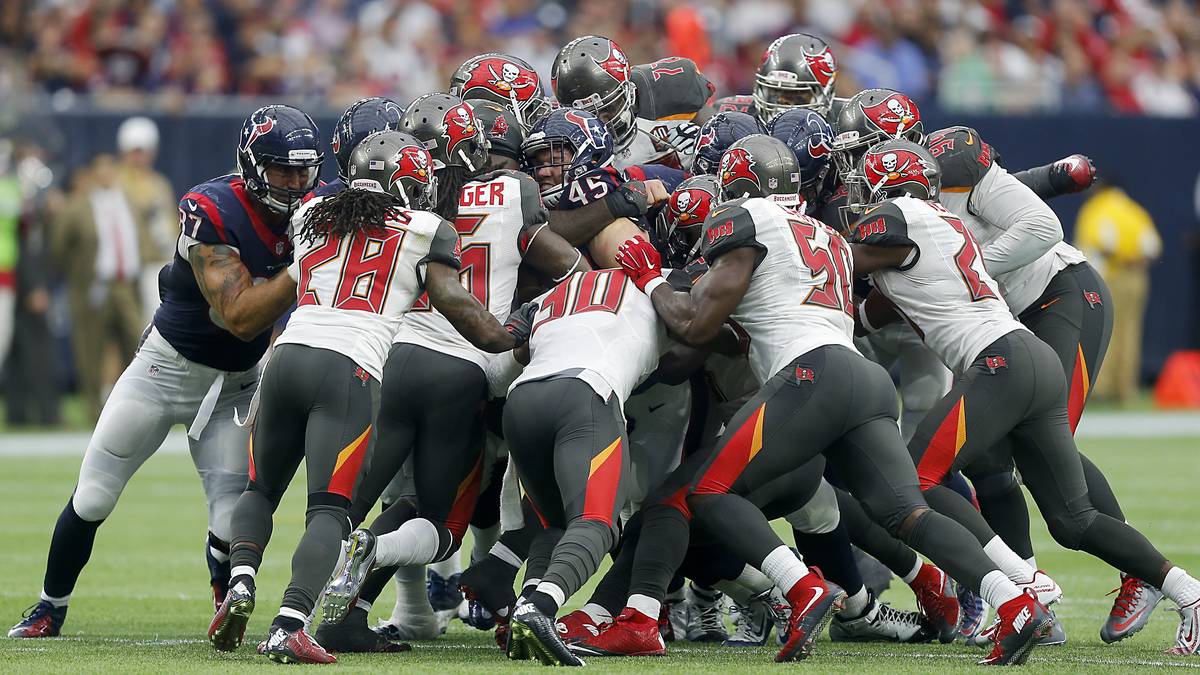 In Houston wird es auch eng, zumindest für einen Spieler. Nämlich den mit dem Ball in der Mitte dieser Kraft-Traube. Die Texans gestalten das Spiel gegen die Buccaneers etwas ruhiger und gewinnen mit 19:9 