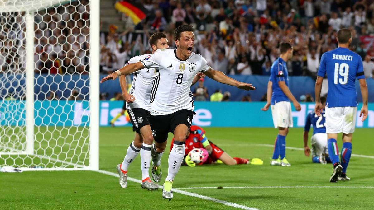Im zweiten Durchgang erlöst Mesut Özil mit seinem ersten Turniertor und mit seinem insgesamt dritten Treffer gegen Italien insgesamt