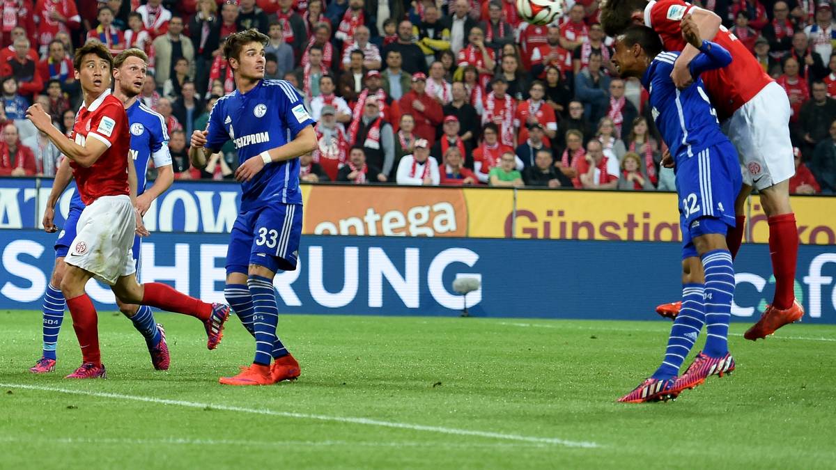 Nur drei Minuten später ist Bell wieder nach einer Mainzer Ecke zur Stelle: Der Innenverteidiger düpiert Matip, um dann...