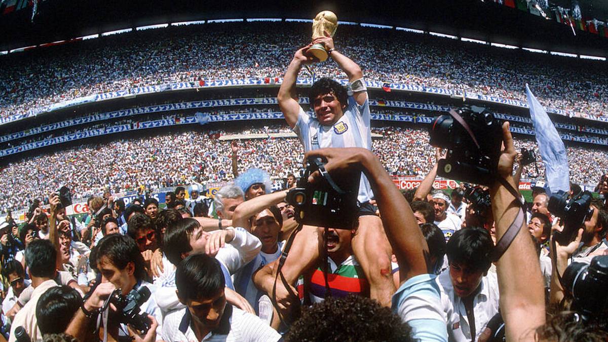 Maradona nach dem WM-Triumph 1986