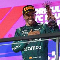 Fernando Alonso darf seinen Podiumsplatz beim Jeddah-GP doch behalten. Die überraschende Wende folgt mit einer kuriosen Begründung. Ein Mercedes-Pilot zeigt Größe.