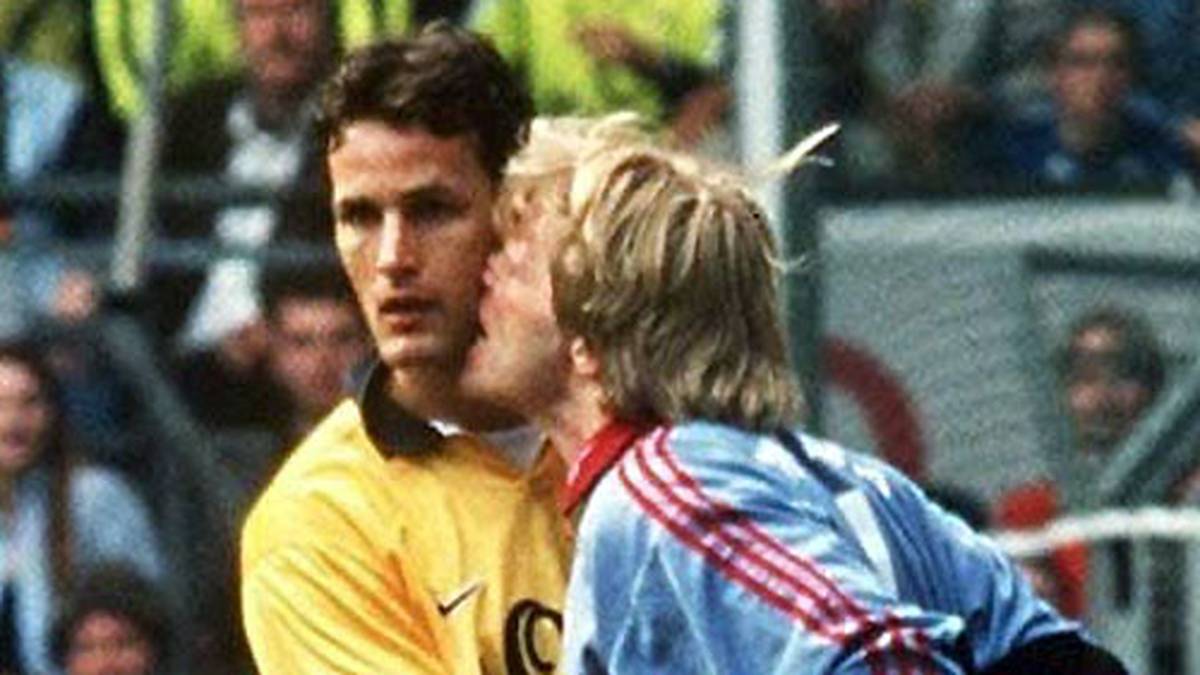 Die Duelle mit den Bayern haben es in sich. Unvergesslich die Partie von 1999, als Bayern-Keeper Oliver Kahn zunächst Stephane Chapuisat mit einem Kung-Fu-Tritt attackiert und dann gegen Herrlich zum Vampir-Biss ansetzt