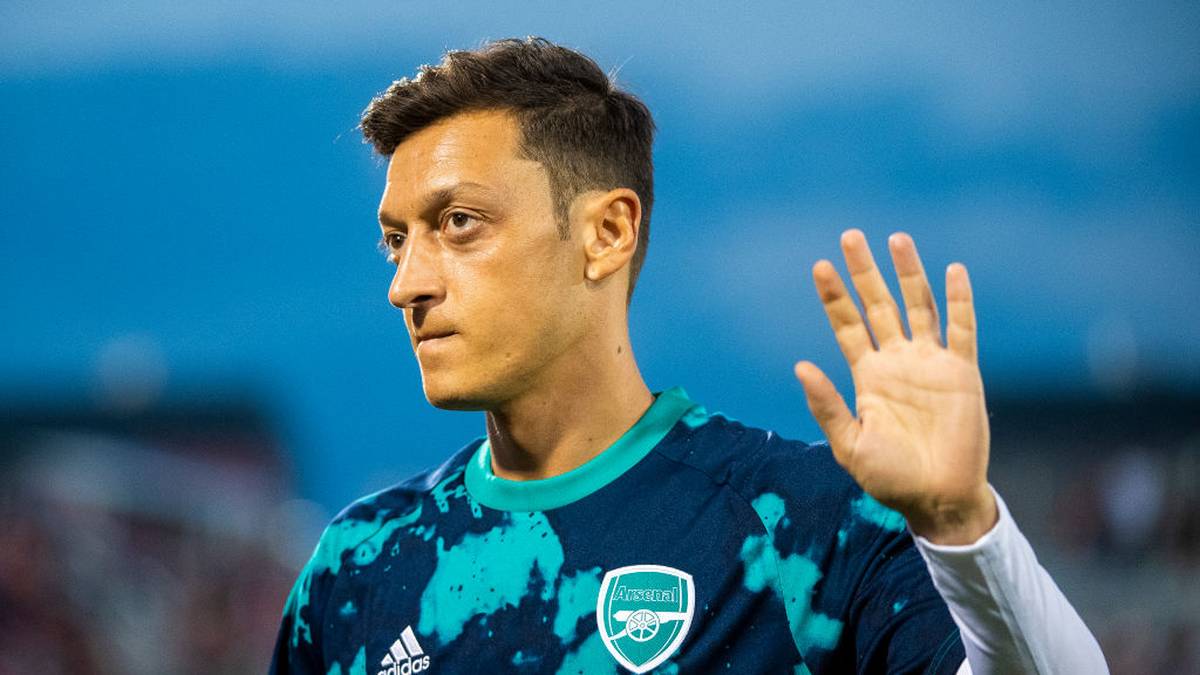 FC ARSENAL:  Um die Zukunft von Mesut Özil rankten sich in letzter Zeit viele Gerüchte - doch nun schaffte Arsenal-Coach Unai Emery Klarheit - zumindest was die gerade begonnene Saison angeht