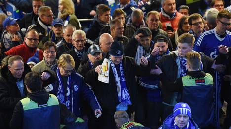 Fans des FC Schalke 04 bei der Sicherheitskontrolle