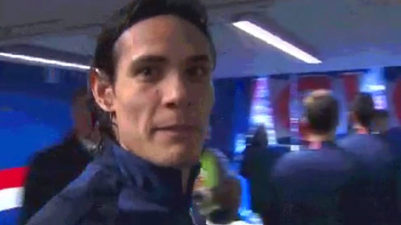 … und bumm! Cavani rennt in Kamera