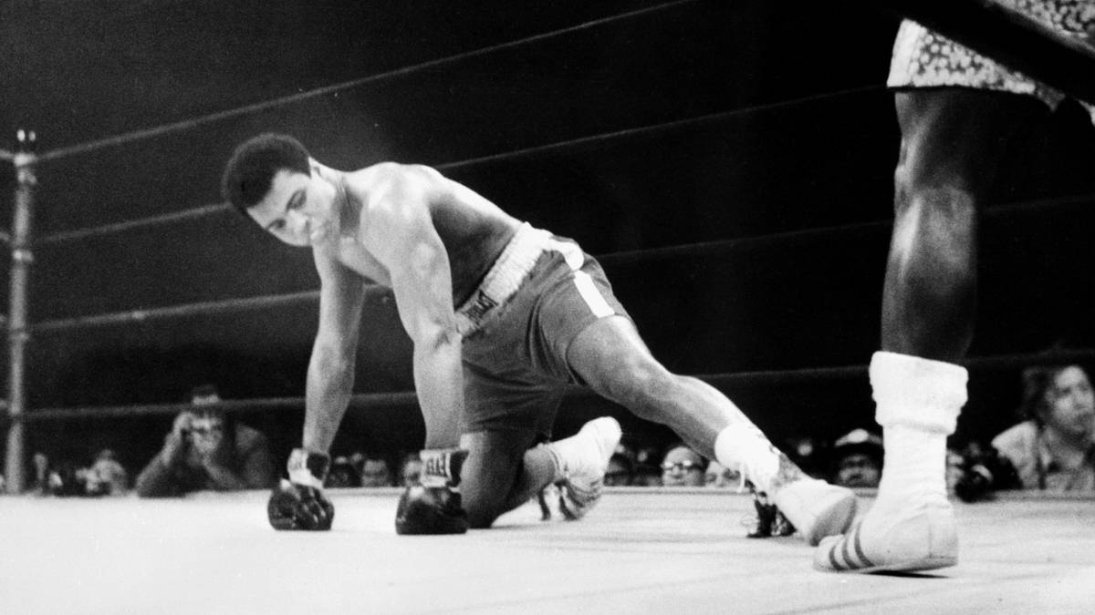 Ein knappes Jahr nach seinem erneuten Titelgewinn verteidigt Ali seine Gürtel gegen Joe Frazier, mit dem er noch eine Rechnung offen hat. Dieser Niederschlag brannte sich ins Gedächtnis des Boxens. Der "Thrilla in Manilla" ist geboren. Wohl nie zuvor und danach wird Boxen dramatischer, brutaler und zerstörerischer als an diesem 1. Oktober 1975