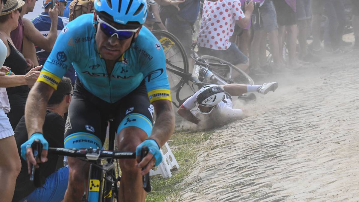 Auch für den Fahrer im Hintergrund nahm der Abschnitt mit Pflastersteinen kein gutes Ende. Er stürzt in die Massen der Fans hinein