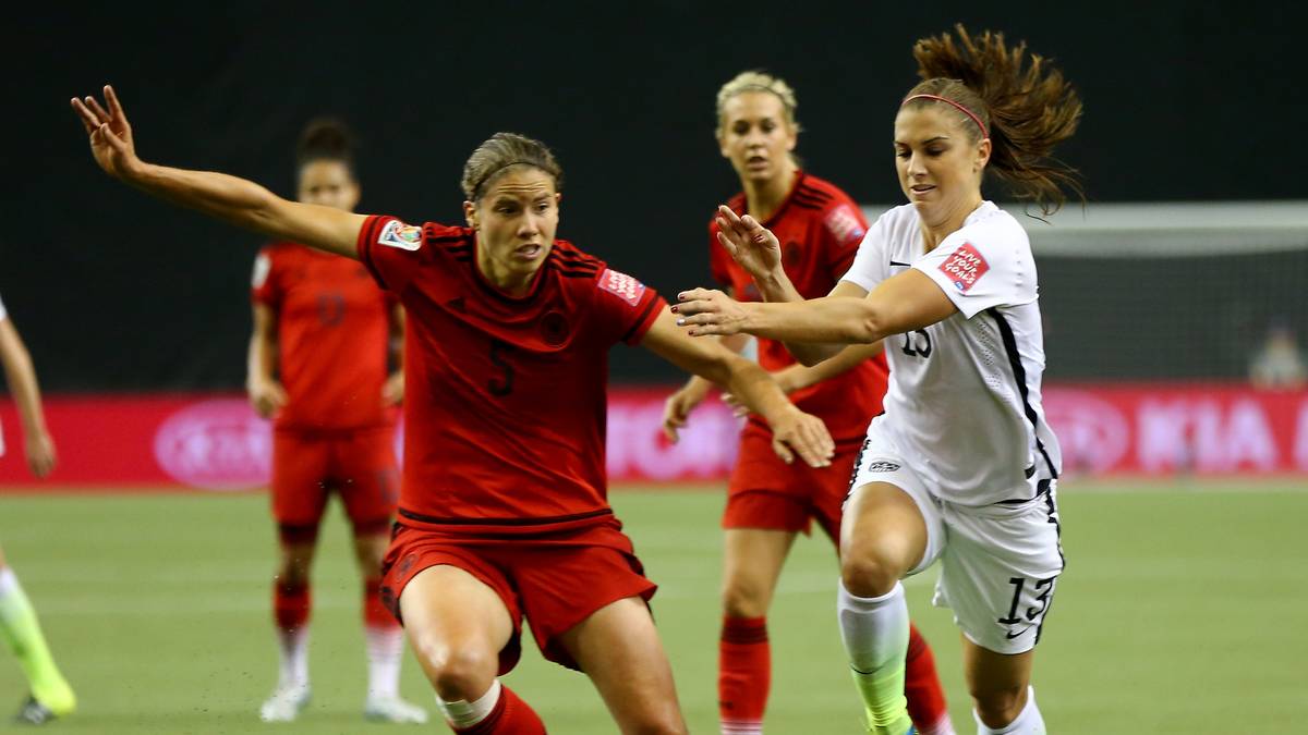 ANNIKE KRAHN: Unglücklich, wie ihr das zum Elfmeter führende Foulspiel an Alex Morgan unterlief. Stand schlecht beim 0:2. Und das alles an ihrem 30. Geburtstag. SPORT1-Note: 4,5
