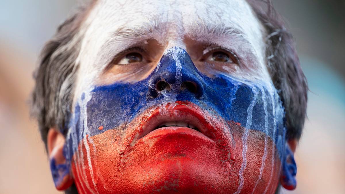Nicht traurig sein! Die Niederlage Russlands gegen Uruguay geht diesem Fan besonders nah. Dabei sind die Gastgeber weiterhin im Rennen