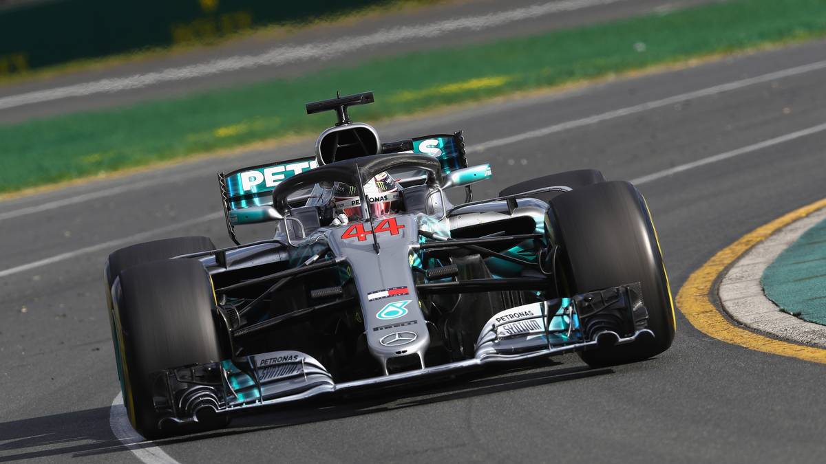 Der Engländer landet auf Platz zwei, vor Vettel-Kollege Kimi Räikkönen. Nach gutem Auftakt fliegen beide Haas-Piloten Romain Grosjean und Kevin Magnussen innerhalb kurzer Zeit raus. Auch Max Verstappen trägt es durch seine aggressive Fahrweise von der Piste