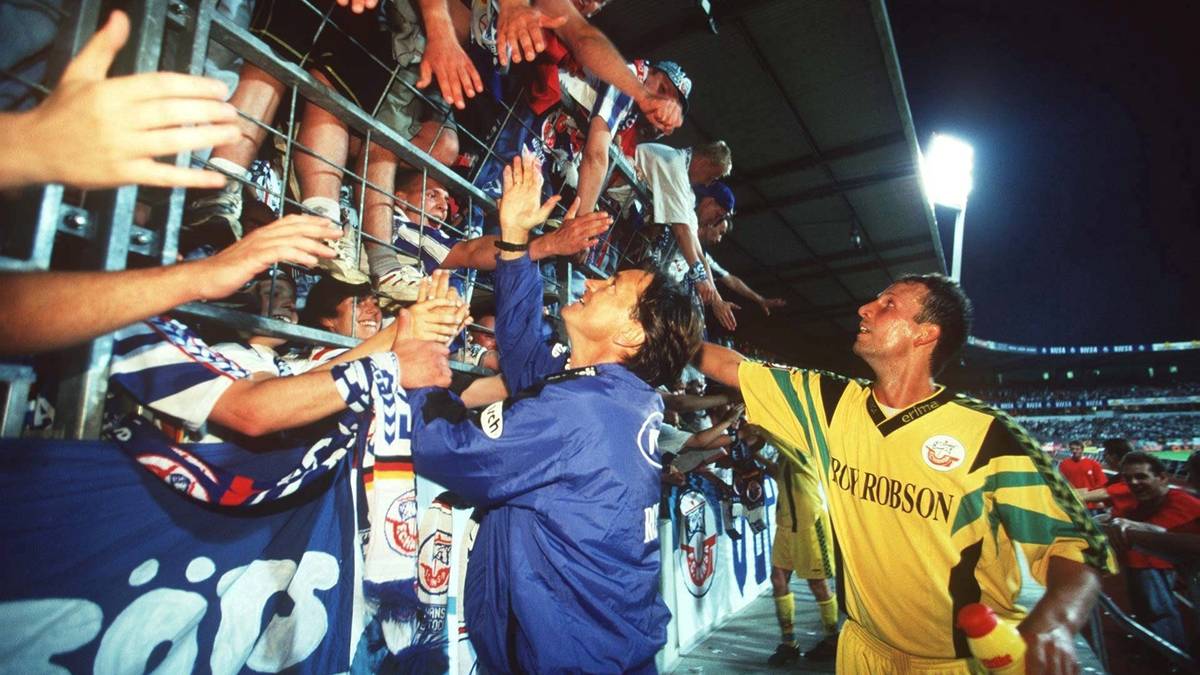 JAHRHUNDERTFOUL: Im August 1981 sorgt der Bremer Norbert Siegmann für das wohl übelste Foul der Bundesliga-Geschichte. Das Opfer: Ewald Lienen (links im Bild)