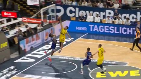 Oldenburg gewinnt gegen den Mitteldeutschen BC - und sorgt für Highlights. Ob von Downtown oder auch per krachendem Dunk. 